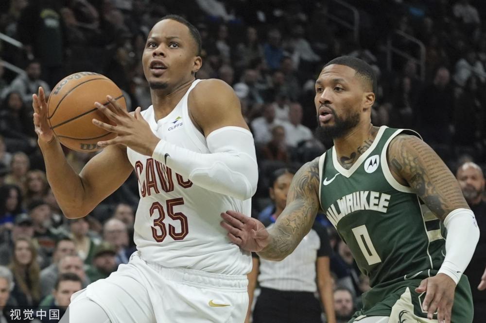 通过与莱万 通过与莱万